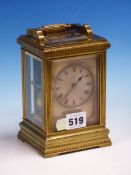 A FRENCH CARRIAGE CLOCK IN A GLAZED BRASS CASE WITH FLUTED AND REEDED DETAILS, THE MOVEMENT STRIKING