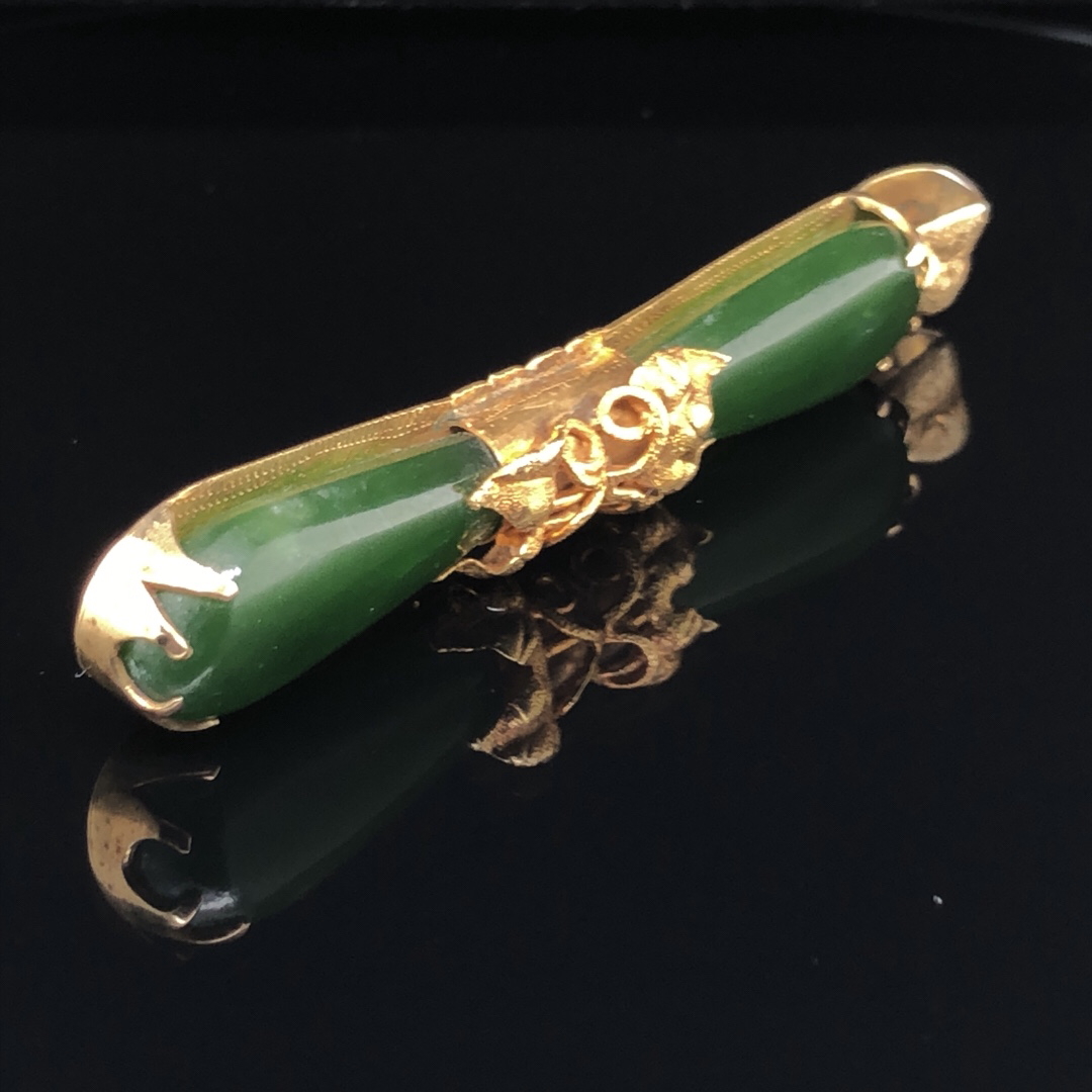 AN ANTIQUE REMODELLED YELLOW GOLD 12ct ORIENTAL JADE SET PENDANT WITH SILVER GILT BAIL. DECORATED - Image 2 of 6