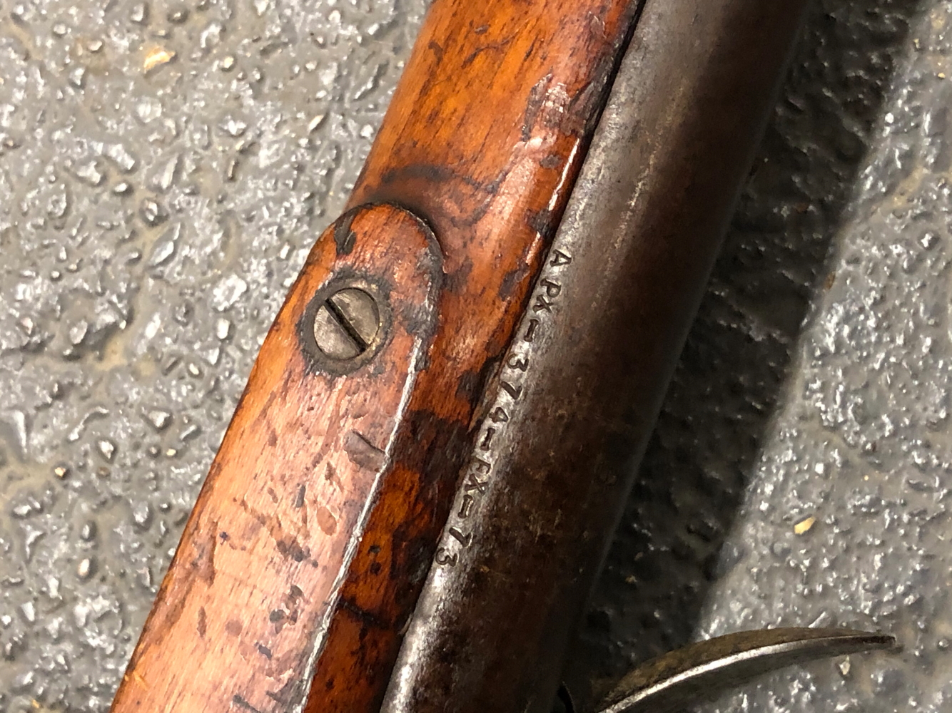 AN EAST INDIA COMPANY FLINTLOCK MUSKET, 39 INCH BARREL, BEVELLED LOCK WITH RAMPANT LION EMBLEM, FULL - Image 14 of 16