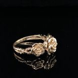 A 9CT YELLOW GOLD TRIPLE ROSE RING. FINGER SIZE N. WEIGHT 3.8grms