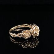 A 9CT YELLOW GOLD TRIPLE ROSE RING. FINGER SIZE N. WEIGHT 3.8grms