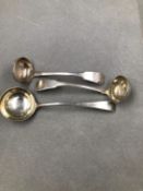 A PAIR OF GEORGIAN SCOTTISH HALLMARKED SILVER SAUCE LADLES, DATED 1830 EDINBURGH, FOR ANDREW WILKIE,