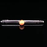 A 9ct WHITE GOLD AND CORAL BAR BROOCH LENGTH 3.8cms, WEIGHT 1.1grms.