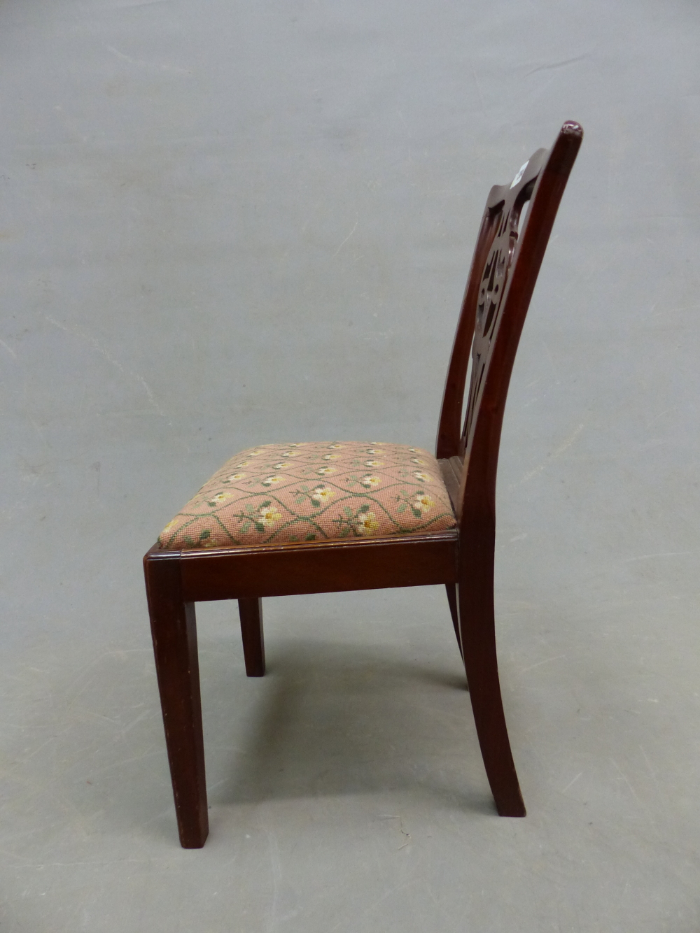 A CHILD'S CHIPPENDALE STYLE MAHOGANY DINING CHAIR WITH SERPENTINE TOP RAIL, PIERCED BALUSTER SPLAT - Image 6 of 7