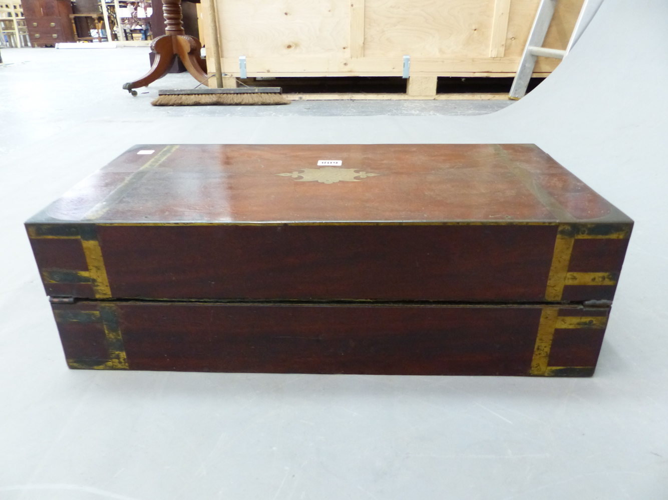 A 19th C. BRASS BOUND MAHOGANY WRITING SLOPE, THE LID OPENING ON BRASS EASEL FITTINGS TO FORM A - Image 8 of 9