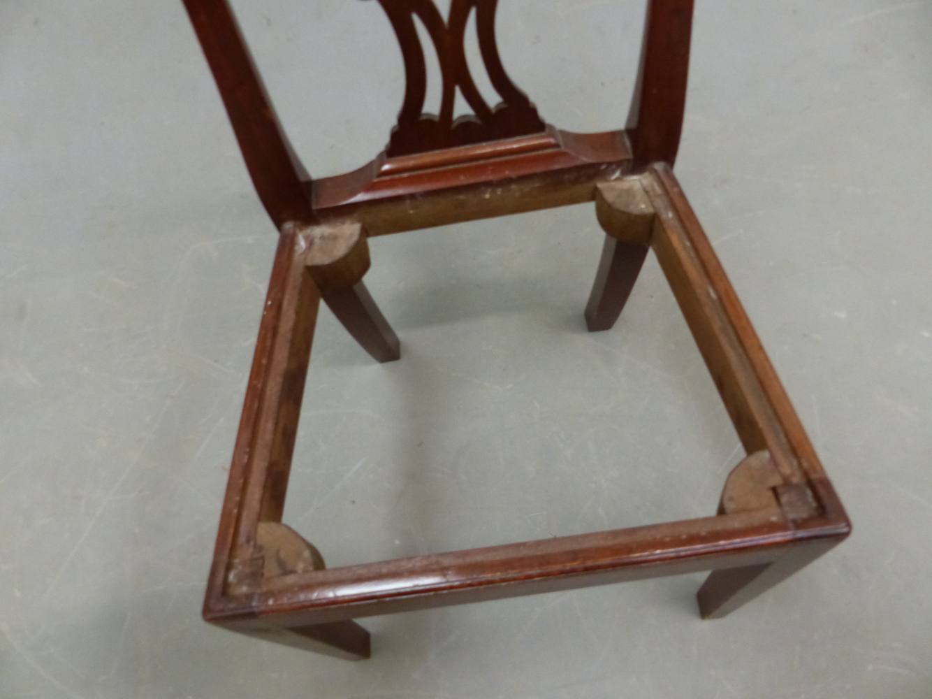 A CHILD'S CHIPPENDALE STYLE MAHOGANY DINING CHAIR WITH SERPENTINE TOP RAIL, PIERCED BALUSTER SPLAT - Image 5 of 7