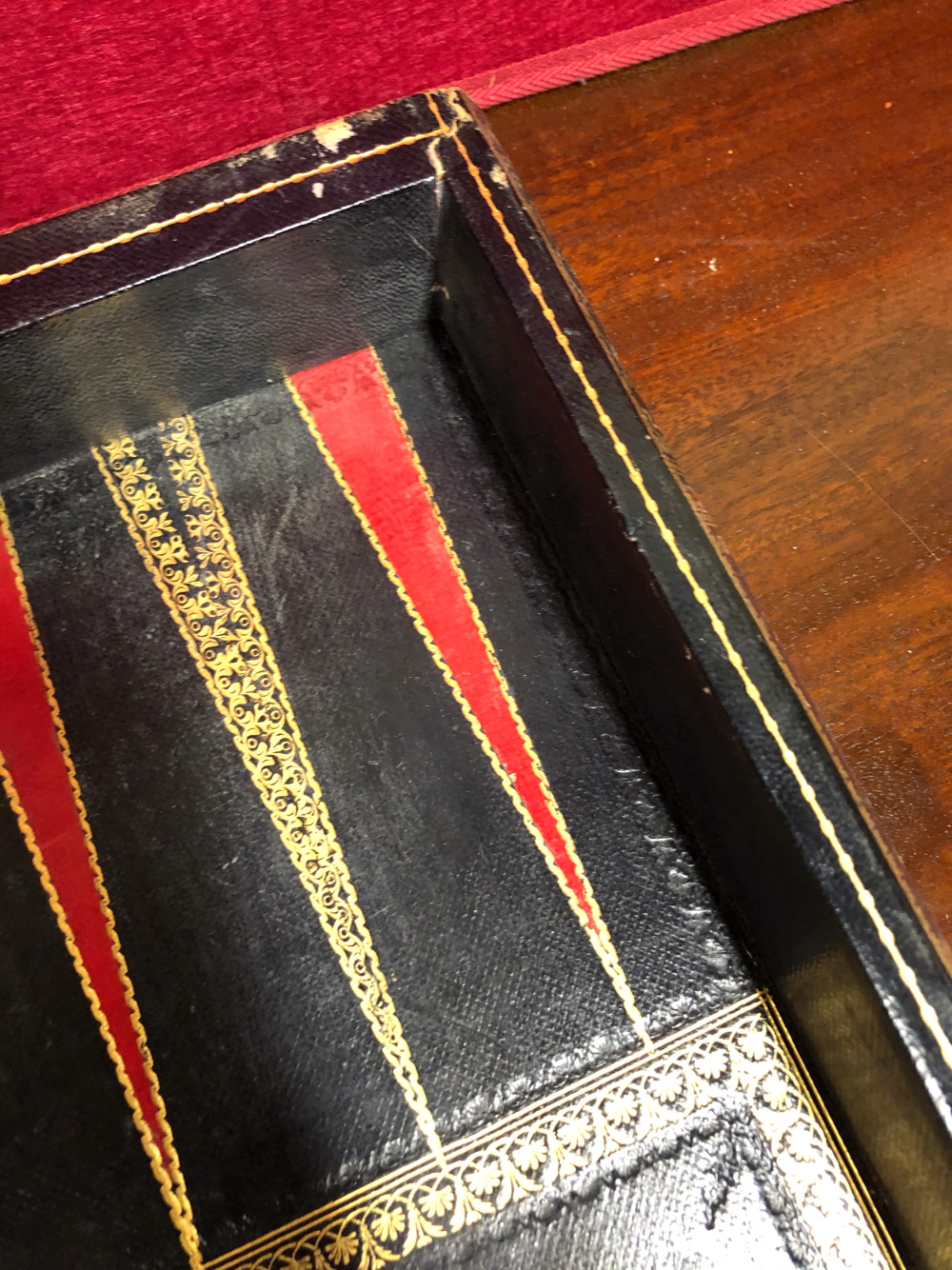 A RED, BLACK AND GILT LEATHER MOUNTED CHESS BOARD DISGUISED AS TWO VOLUMES ON THE HISTORY OF ENGLAND - Image 7 of 11
