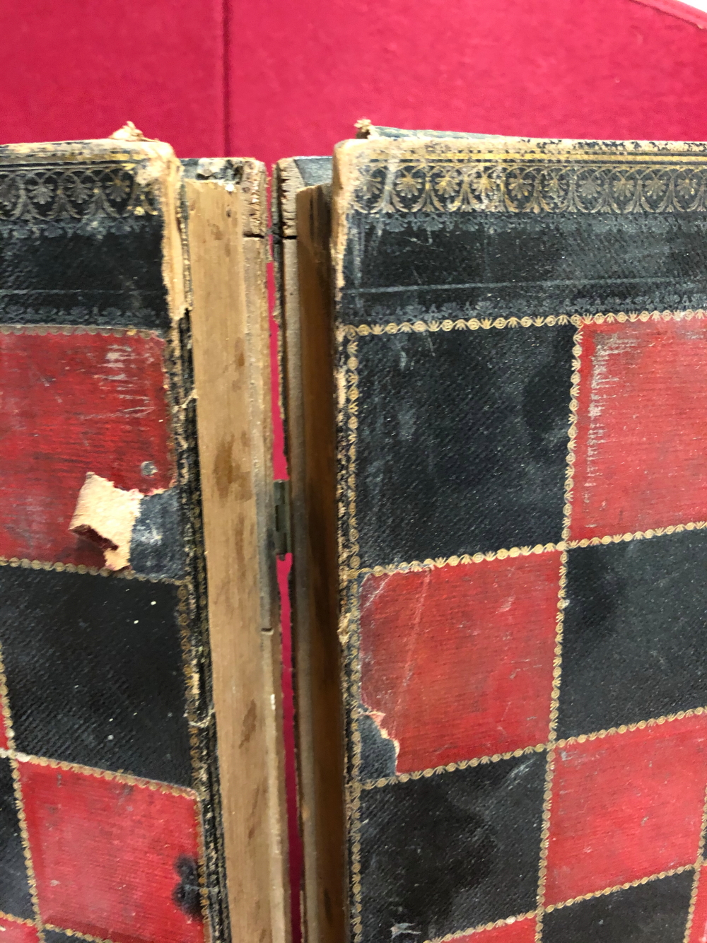 A RED, BLACK AND GILT LEATHER MOUNTED CHESS BOARD DISGUISED AS TWO VOLUMES ON THE HISTORY OF ENGLAND - Image 9 of 11
