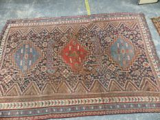 AN ANTIQUE PERSIAN SHIRAZ RUG, 258 X 178cm.