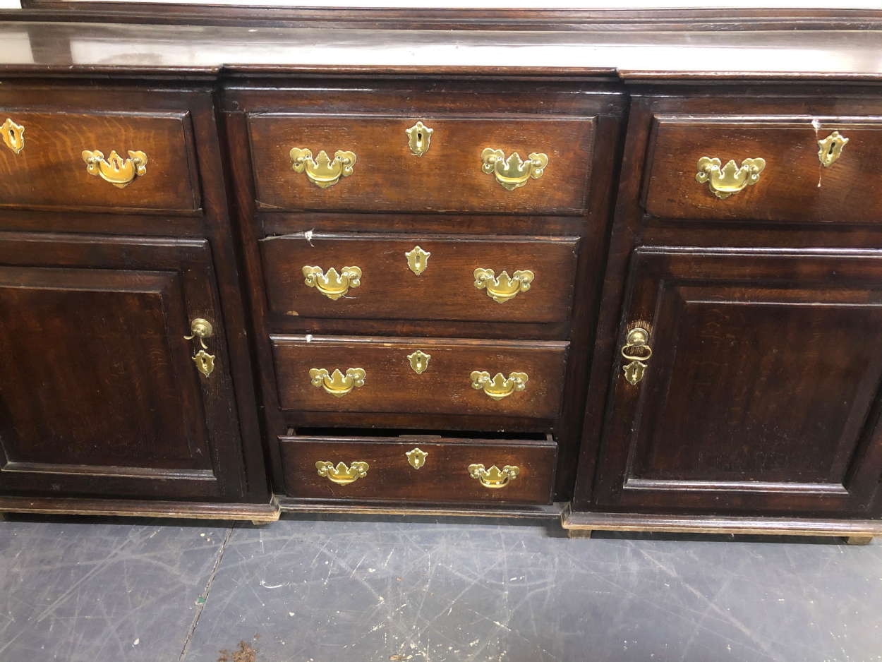AN 18TH CENTURY COUNTRY OAK DRESSER BASE WITH CENTRAL DRAWERS AND PANEL SIDES. - Image 2 of 5