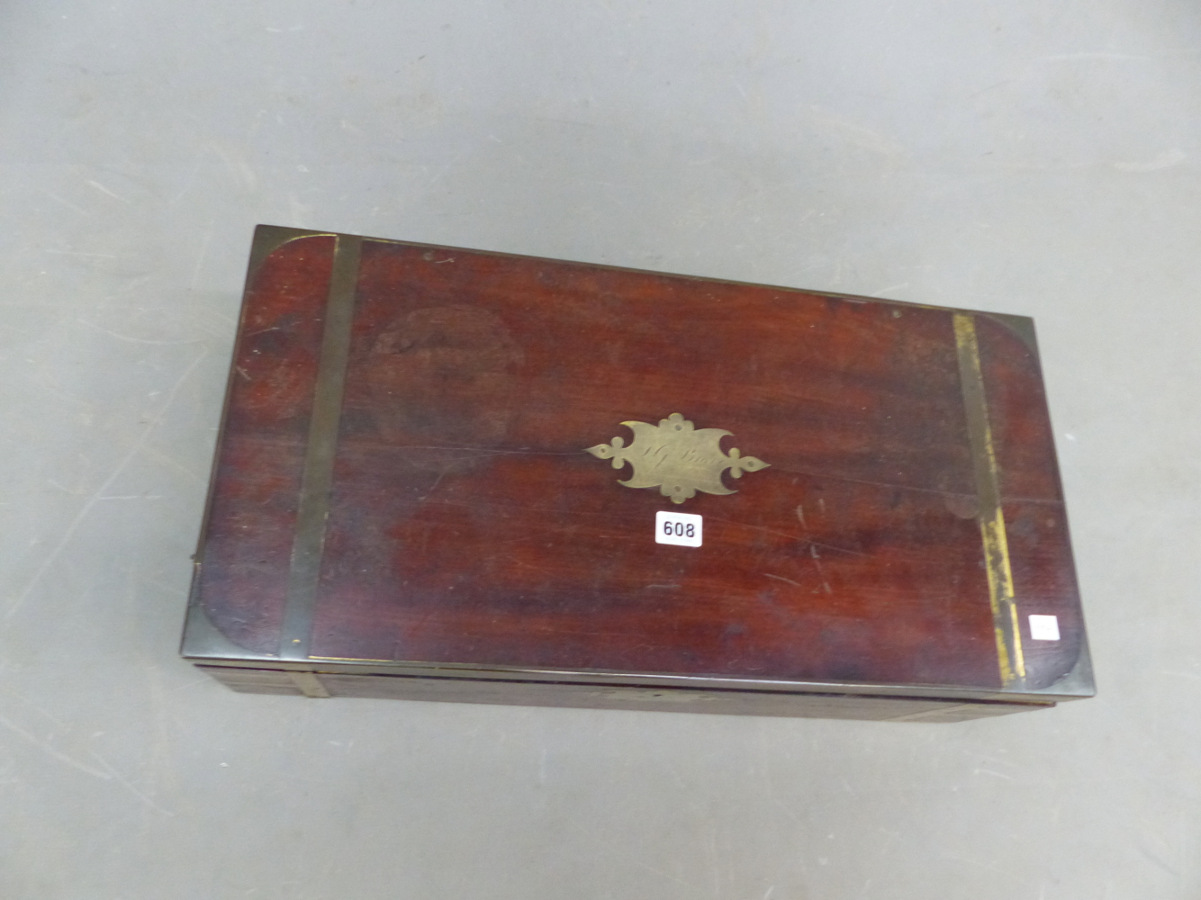 A 19th C. BRASS BOUND MAHOGANY WRITING SLOPE, THE LID OPENING ON BRASS EASEL FITTINGS TO FORM A - Image 3 of 9
