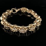A 9ct YELLOW GOLD ENGRAVED ANTIQUE STYLE LINK BRACELET. LENGTH 22cms. WEIGHT 26.6grms.
