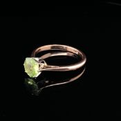 A VINTAGE 9ct YELLOW GOLD AND PERIDOT SOLITAIRE RING. THE PERIDOT IN A EIGHT CLAW SETTING. FINGER