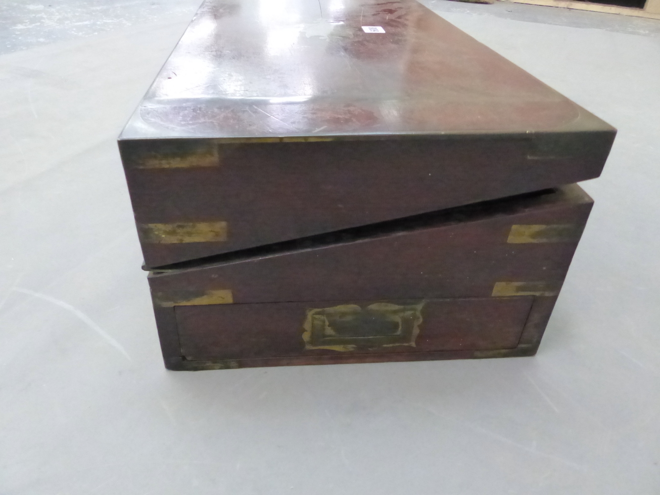 A 19th C. BRASS BOUND MAHOGANY WRITING SLOPE, THE LID OPENING ON BRASS EASEL FITTINGS TO FORM A - Image 9 of 9