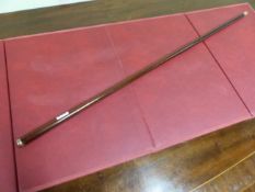 A 9CT GOLD CAPPED MAHOGANY WALKING CANE WITH HORN FERRULE PURPORTEDLY ONCE BELONGING TO WINSTON