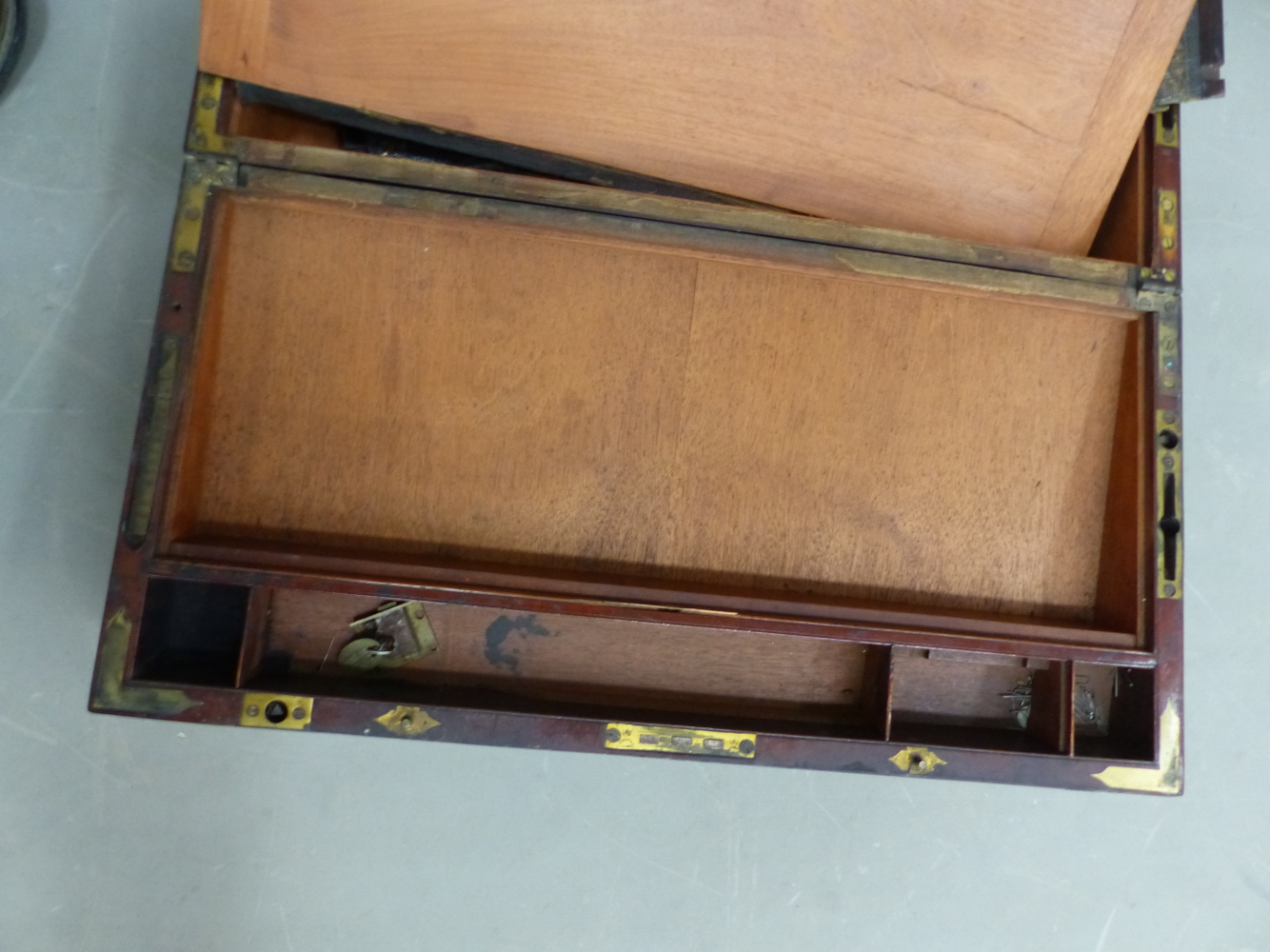 A 19th C. BRASS BOUND MAHOGANY WRITING SLOPE, THE LID OPENING ON BRASS EASEL FITTINGS TO FORM A - Image 6 of 9