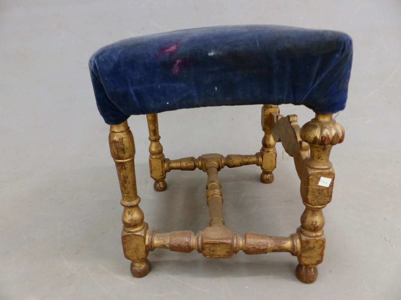 A PARCEL GILT OAK STOOL, WITH BLUE VELVET SEAT ABOVE BALUSTER LEGS JOINED AT THE FRONT BY A - Image 6 of 7