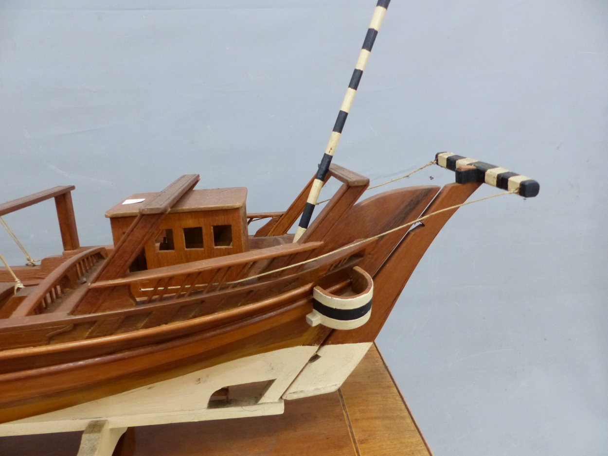 A SCALE MODEL TEAK DHOW WITH WHITE PAINTED KEEL AND BLACK AND WHITE TILLER HANDLE. W 105cms. - Image 4 of 8