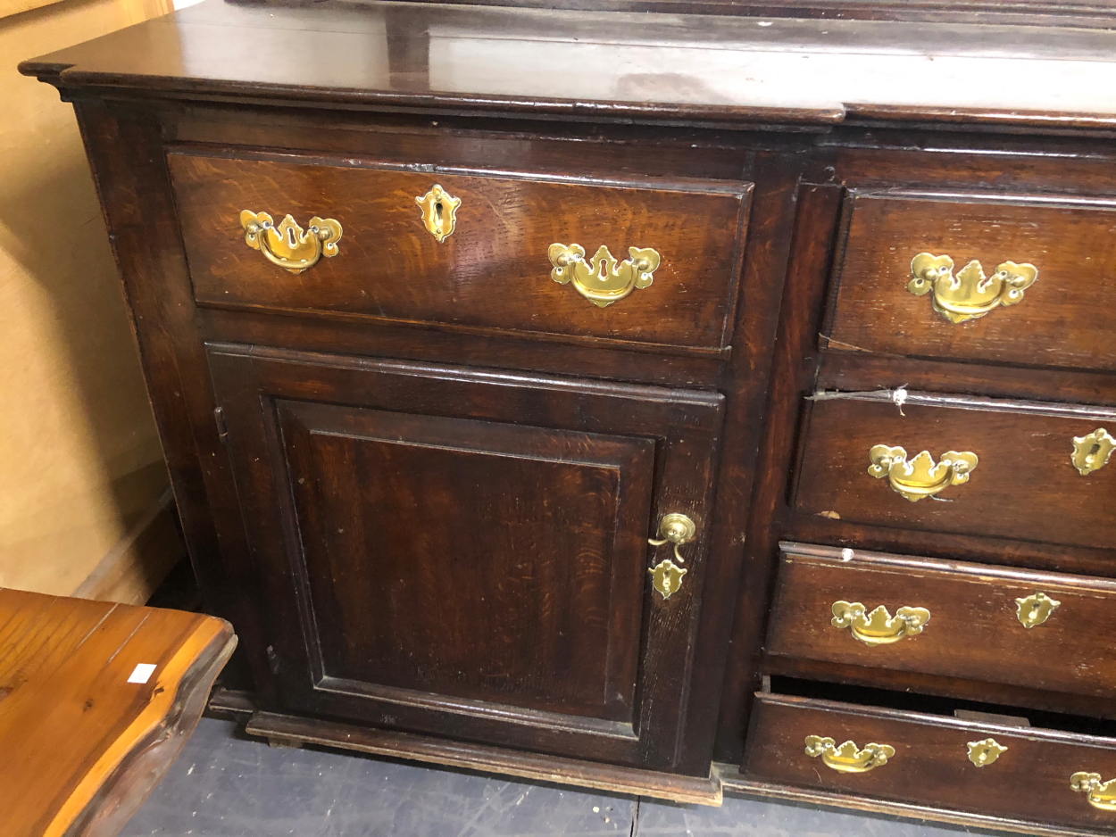 AN 18TH CENTURY COUNTRY OAK DRESSER BASE WITH CENTRAL DRAWERS AND PANEL SIDES. - Image 3 of 5