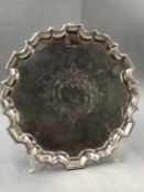 A HALLMARKED SILVER THREE FOOTED SALVER WITH CREST ENGRAVING, DATED 1911 SHEFFIELD, FOR HARRISON