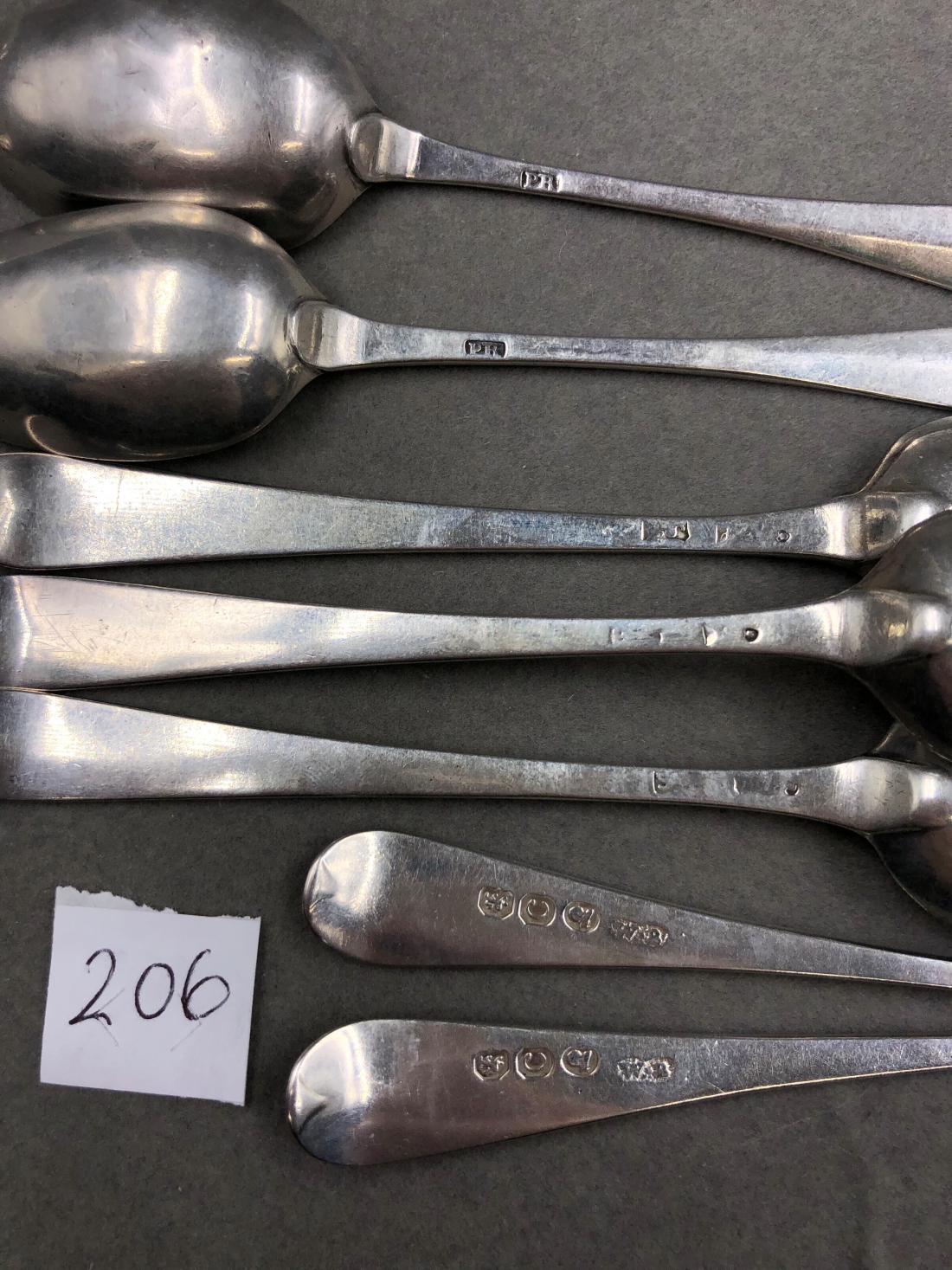 TWO SETS OF SIX GEORGIAN SILVER TEA SPOONS AND A FURTHER SET OF THREE. TOTAL AMOUNT OF SPOONS - Image 3 of 5