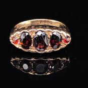 A VINTAGE 9ct YELLOW GOLD AND GARNET FIVE STONE GRADUATED BOAT STYLE RING. HALLMARKED BIRMINGHAM