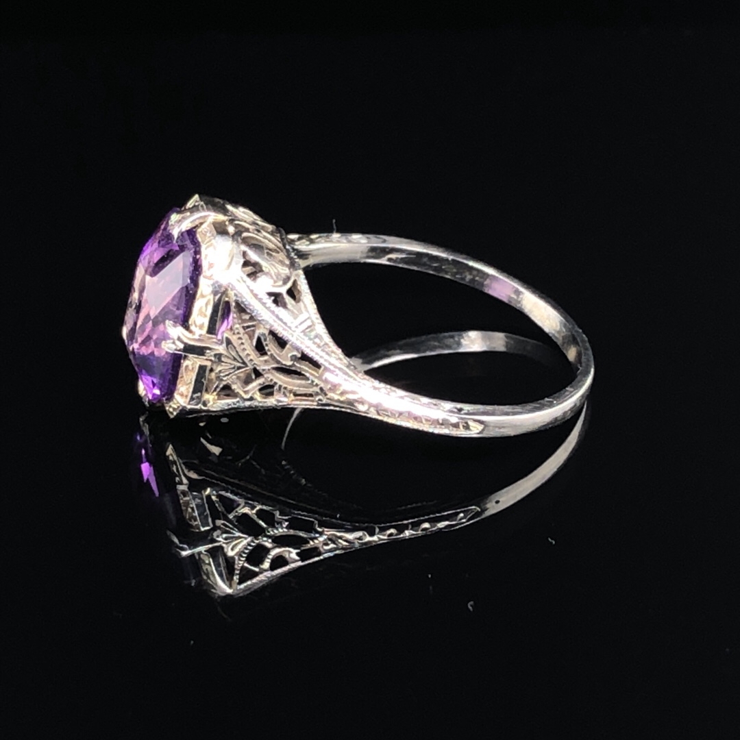 AN 18ct WHITE GOLD AND AMETHYST EDWARDIAN FILIGREE RING. INSIDE SHANK STAMPED A STAR 18K. FINGER - Image 4 of 4