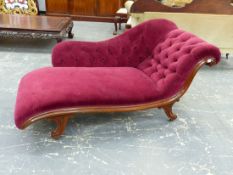 A VICTORIAN MAHOGANY CHAISE LONGUE WITH BUTTONED PLUM VELVET BACK AND SCROLL END, THE SPLAY LEGS