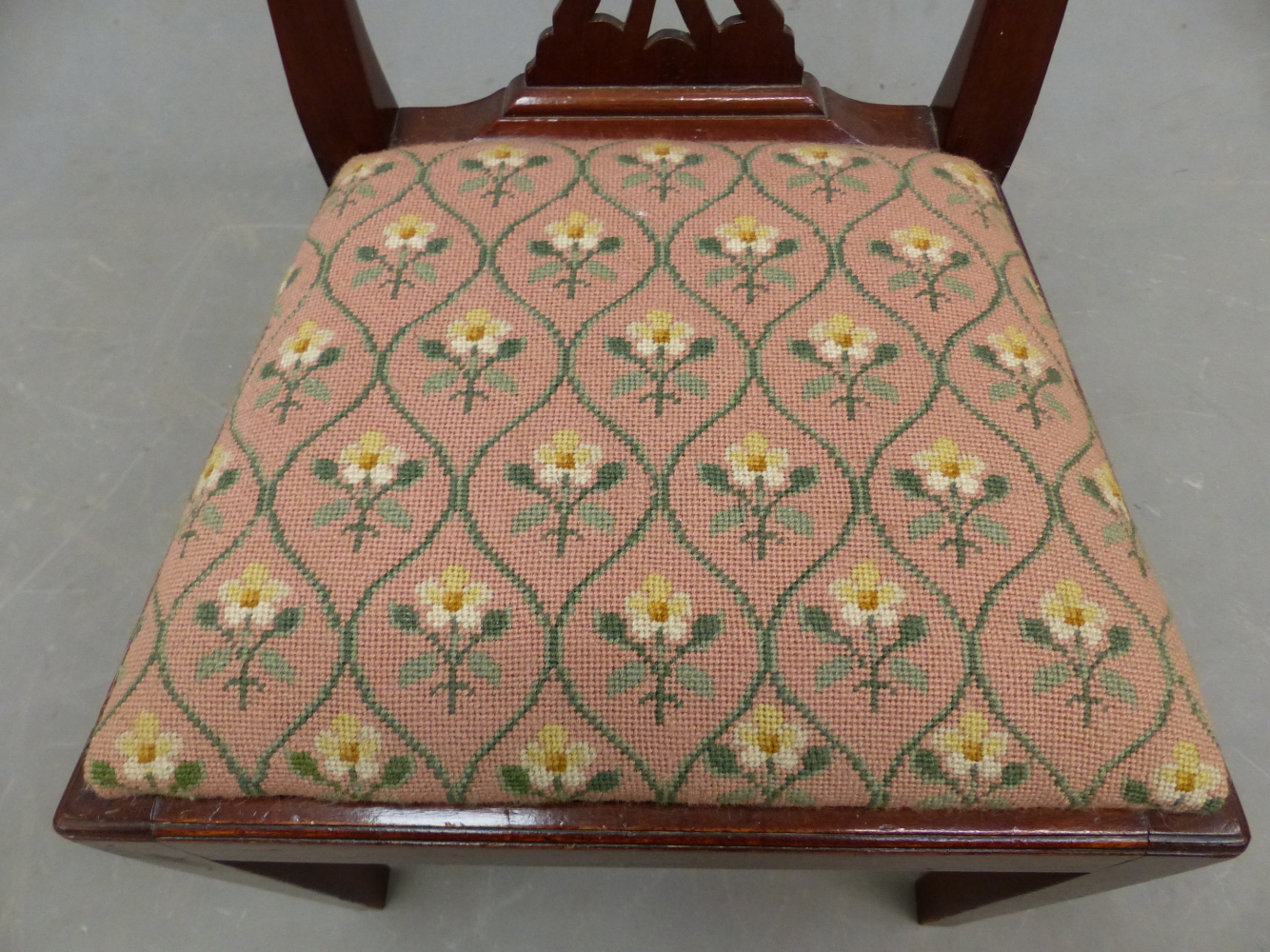 A CHILD'S CHIPPENDALE STYLE MAHOGANY DINING CHAIR WITH SERPENTINE TOP RAIL, PIERCED BALUSTER SPLAT - Image 3 of 7