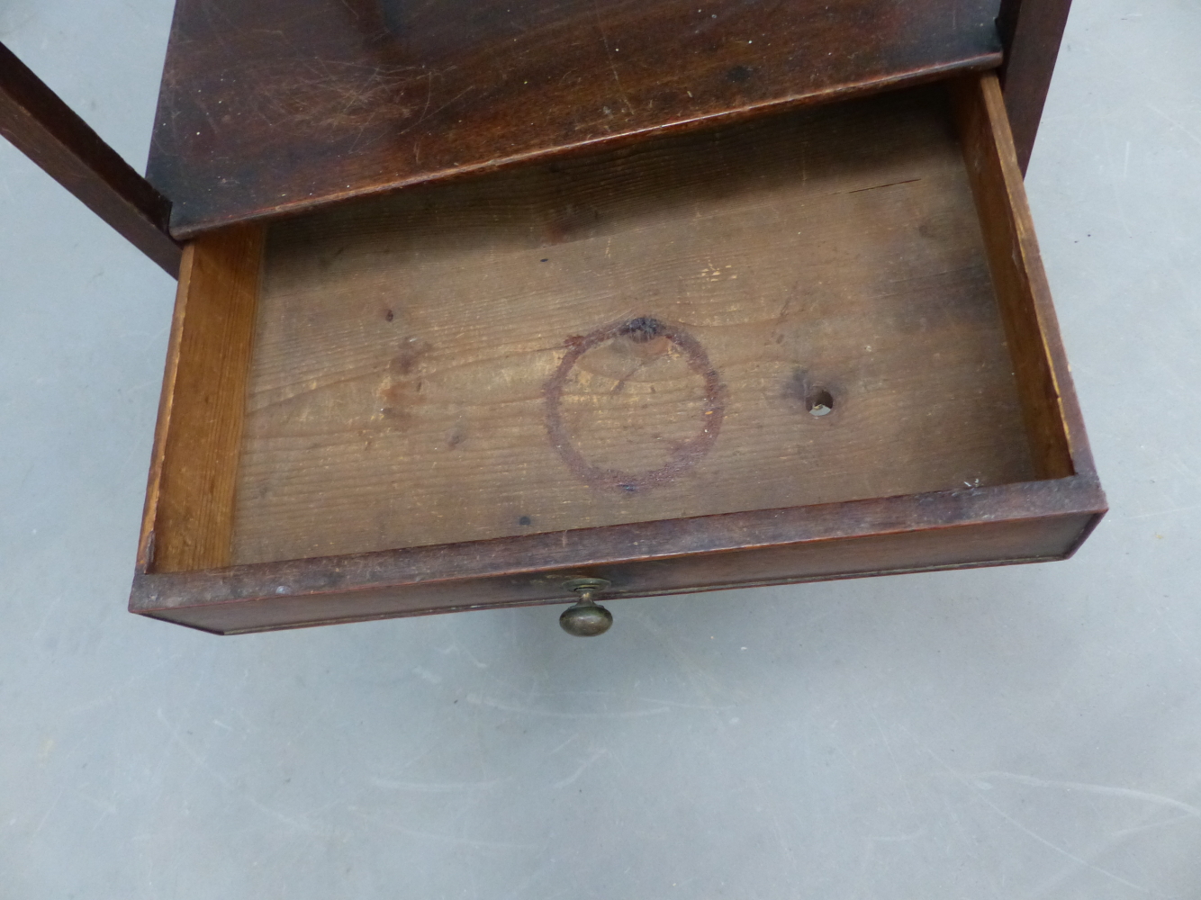 A GEORGE III AND LATER MAHOGANY WASHSTAND WITH THREE QUARTER GALLERIED TOP AND A DRAWER BELOW THE - Image 5 of 8