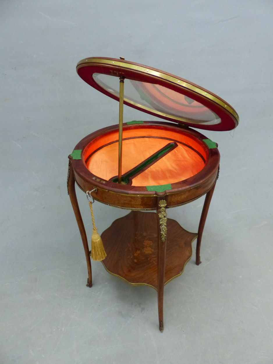 A FRENCH LOUIS XV STYLE INLAID ROUND BIJOUTERIE TABLE WITH BEVELLED GLAZE TOP, BRASS MOUNTS SHAPED - Image 5 of 11