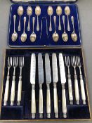 A HALLMARKED SILVER CASED SET OF TWELVE TEA SPOONS AND A PAIR OF SUGAR NIPS, TOGETHER WITH A PART