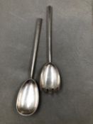 A PAIR OF HALLMARKED SILVER SALAD SERVERS, DATED 1909 FOR JOHN GRINSELL & SONS. LENGTH 25cms,