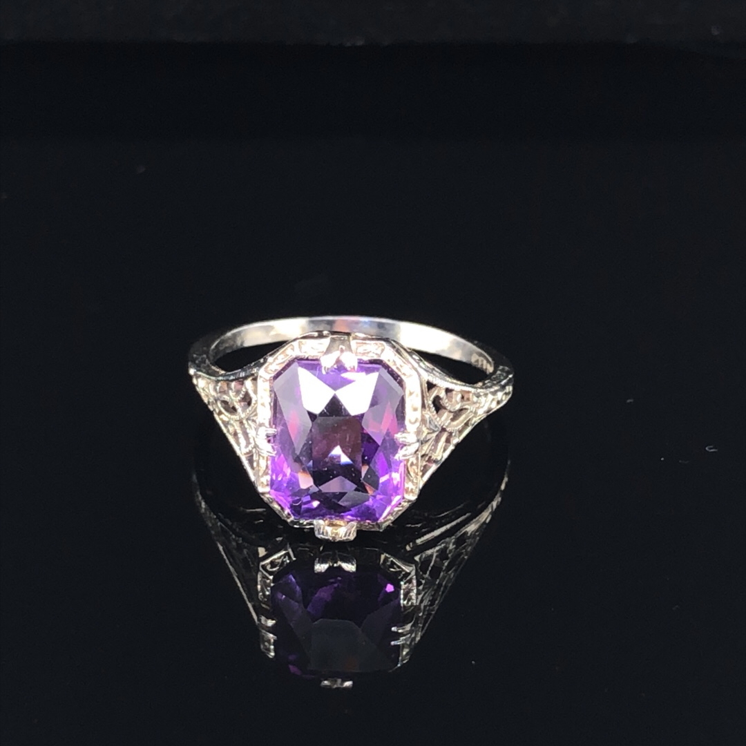 AN 18ct WHITE GOLD AND AMETHYST EDWARDIAN FILIGREE RING. INSIDE SHANK STAMPED A STAR 18K. FINGER - Image 3 of 4