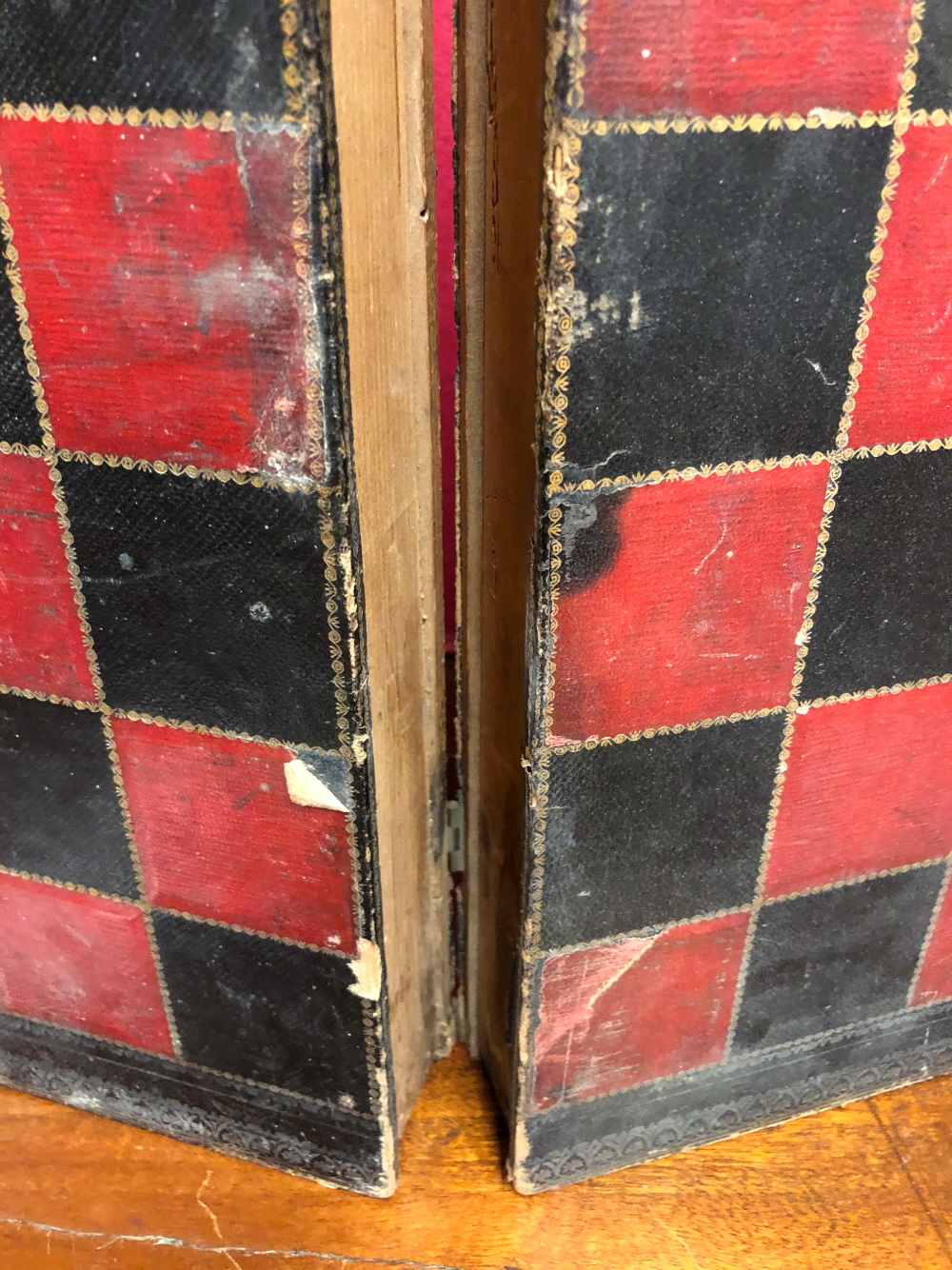 A RED, BLACK AND GILT LEATHER MOUNTED CHESS BOARD DISGUISED AS TWO VOLUMES ON THE HISTORY OF ENGLAND - Image 10 of 11