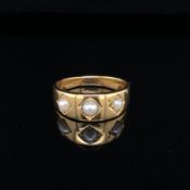 AN ANTIQUE 18ct GOLD GRADUATED TRIPLE PEARL RING. FINGER SIZE M. WEIGHT 4.8grms