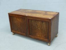AN EARLY 19th. C. MAHOGANY AND ROSEWOOD COLLECTORS' CABINET, PANEL DOORS ENCLOSE 12 GRADUATED