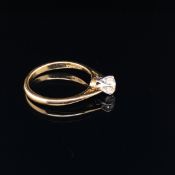 AN 18ct GOLD DIAMOND SINGLE STONE RING. DIAMOND WEIGHT 0.60ct, STAMPED TO BAND, ESTIMATED H-I