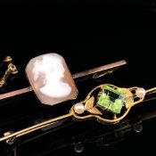 AN EDWARDIAN PERIDOT AND PEARL 14ct YELLOW GOLD BAR BROOCH, TOGETHER WITH A 9ct GOLD PORTRAIT