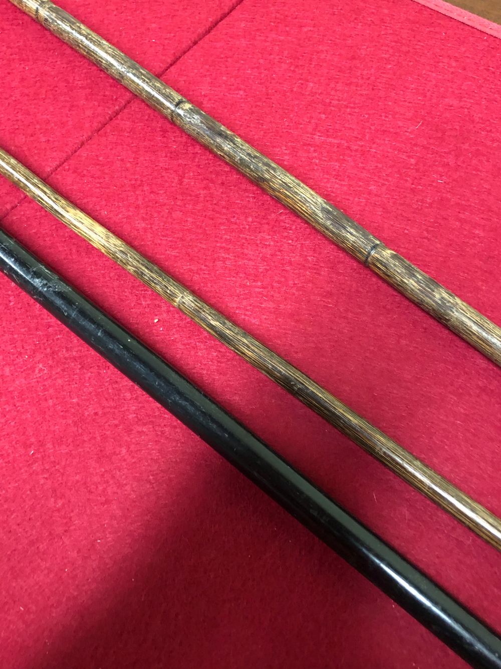 A SILVER TOPPED BLACK MALACCA WALKING CANE AND TWO BAMBOO WALKING STICKS WITH WHITE METAL MOUNTS - Image 18 of 20