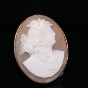 A VINTAGE PORTRAIT CAMEO OF A MAIDEN WITH FLOWERS IN HER HAIR, SET IN A 9ct YELLOW GOLD BROOCH