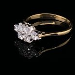 AN 18ct YELLOW GOLD DIAMOND SIX STONE CLUSTER RING, EACH DIAMOND ROUND BRILLIANT CUT IN A FOUR