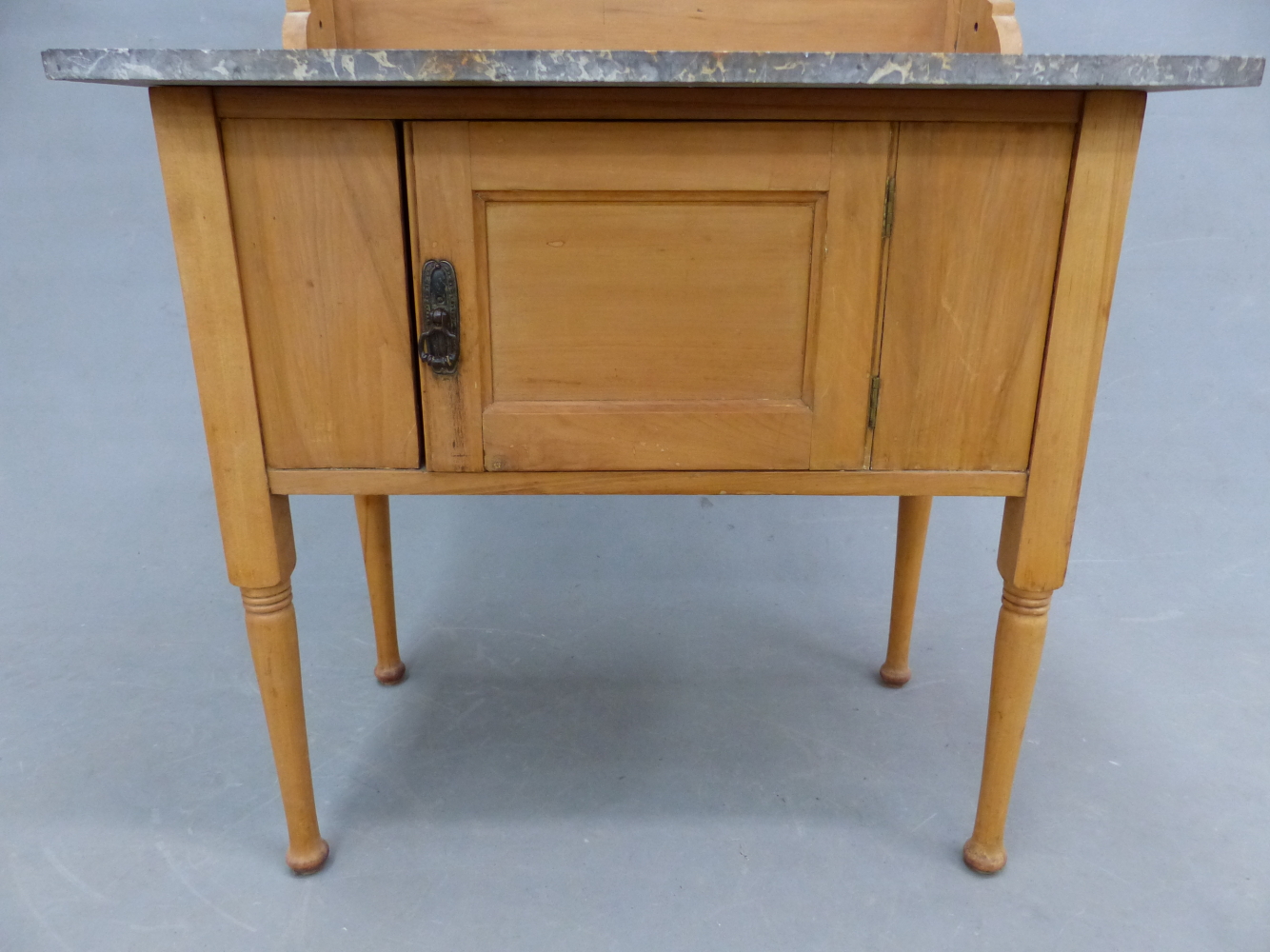 AN EDWARDIAN GREY MARBLE TOPPED PINE WASHSTAND WITH A TILED BACK ABOVE A DOOR TO THE FRONT, THE - Image 4 of 9