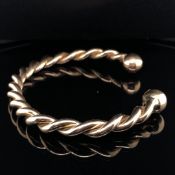 A HALLMARKED 9ct SOLID GOLD TWISTED WOVEN TORQUE BANGLE. WEIGHT 40.2grms.