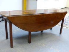 AN ANTIQUE MAHOGANY WAKE TYPE DINING TABLE, MOULDED STRAIGHT LEGS, H. 72 X W/ (OPEN) 128 X L.