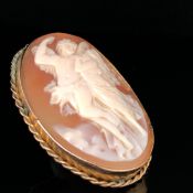 A CARVED CAMEO SCENE OF CLASSICAL LOVERS, SET IN A 9ct GOLD ROPE EDGE BORDER. MEASUREMENTS 4cms X