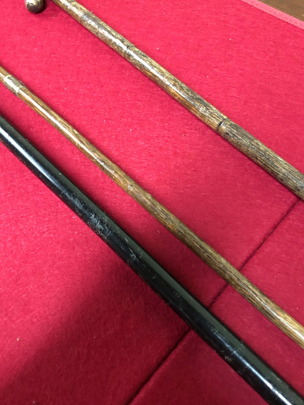 A SILVER TOPPED BLACK MALACCA WALKING CANE AND TWO BAMBOO WALKING STICKS WITH WHITE METAL MOUNTS - Image 19 of 20