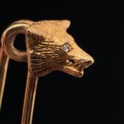 AN ANTIQUE 18ct YELLOW GOLD FOX HEAD STICK PIN WITH DIAMOND SET EYES. LENGTH 4.5cms, WEIGHT 3.9cms.
