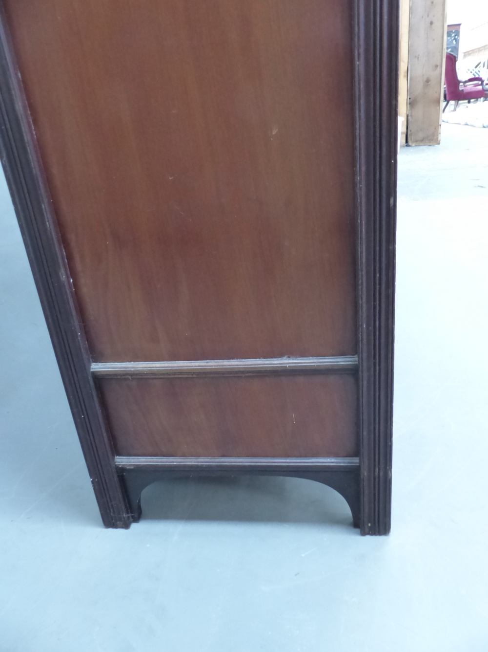 AN ARTS AND CRAFTS MORRIS STYLE MAHOGANY DISPLAY CABINET, THE TOP SHELF WITH BEVELLED GLASS MIRROR - Image 6 of 12