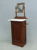 A VICTORIAN WHITE MARBLE TOPPED MAHOGANY WASHSTAND WITH RECTANGULAR MIRROR BACK, A TOWEL RAIL TO ONE